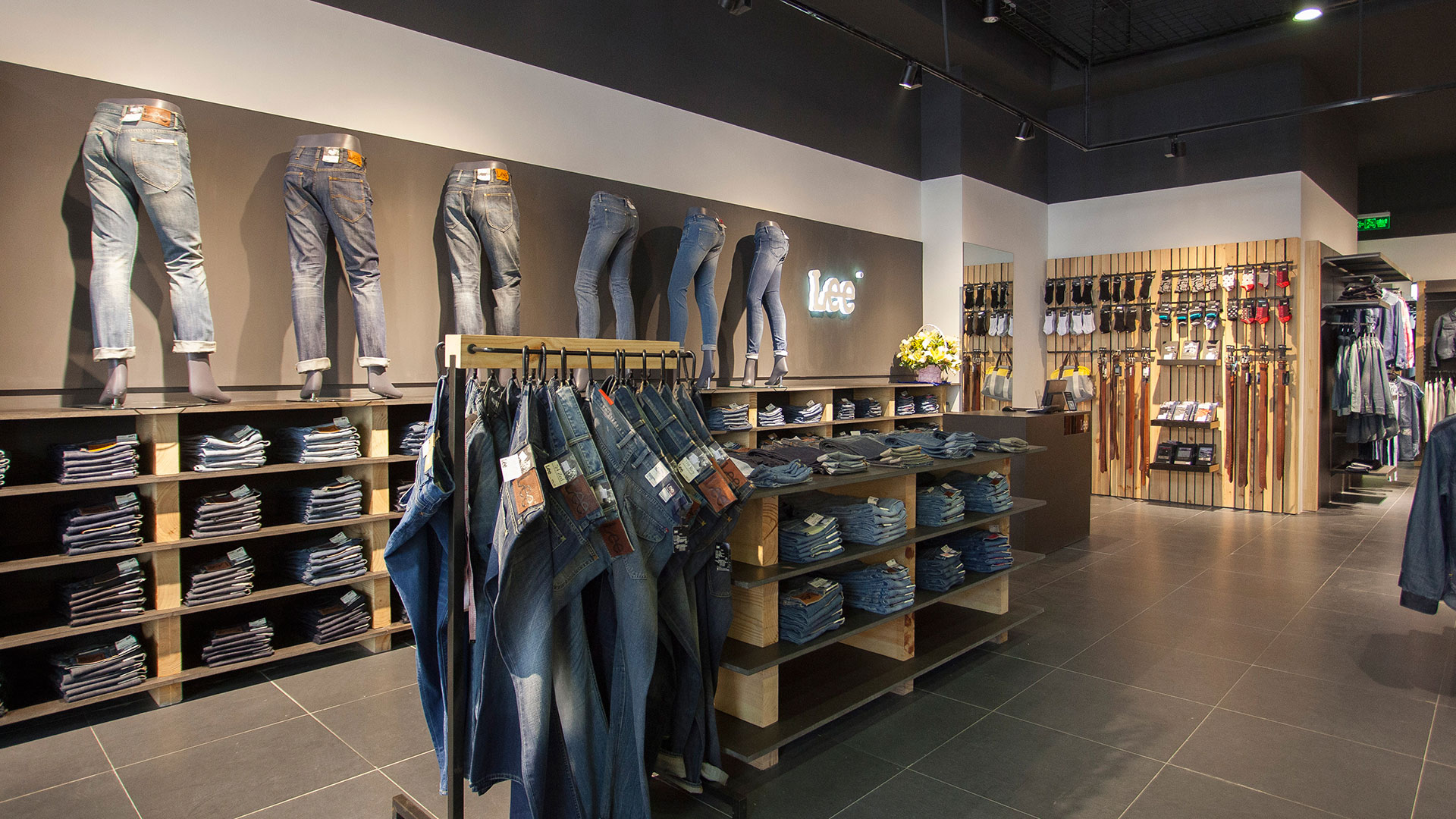 LEE李_折扣店_比斯特苏州购物村(奕欧来奥特莱斯)