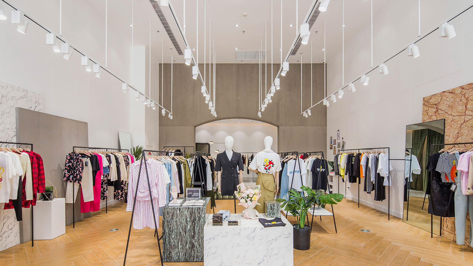 MO&Co摩安珂_折扣店_比斯特苏州购物村(奕欧来奥特莱斯)