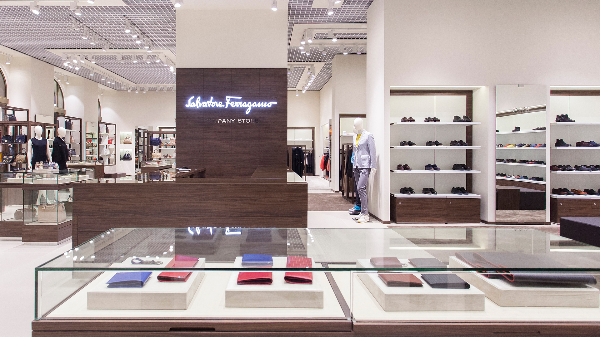 【SalvatoreFerragamo萨尔瓦托勒菲拉格慕】折扣店_比斯特苏州购物村（奕欧来奥特莱斯）