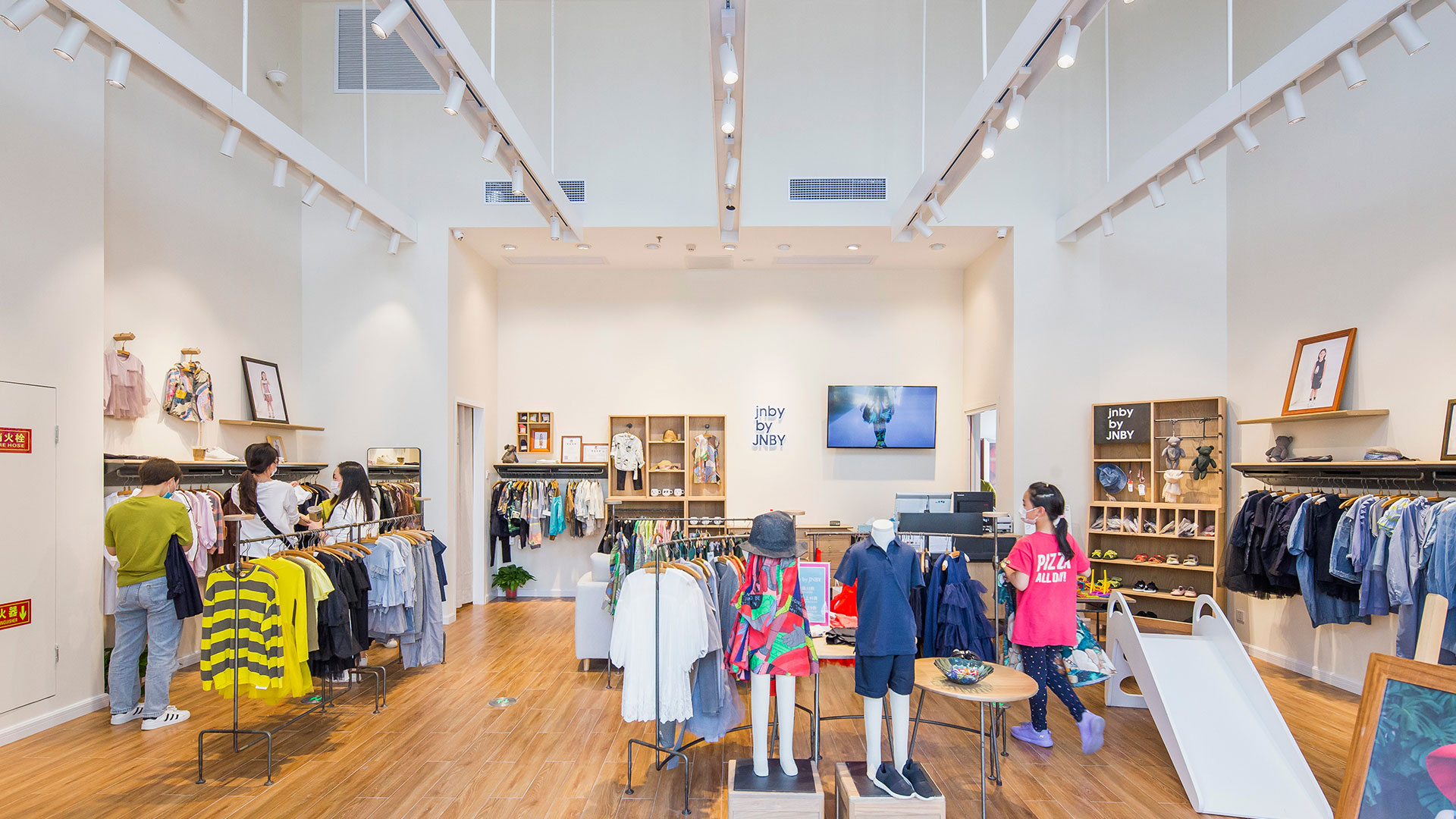 jnby by JNBY江南布衣童装_折扣店_比斯特苏州购物村（奕欧来奥特莱斯）